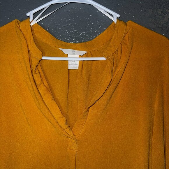 H&M Women’s Mustard Yellow Long Sleeve Blouse Size M Lightweight V-Neck Casual T - Picture 4 of 4